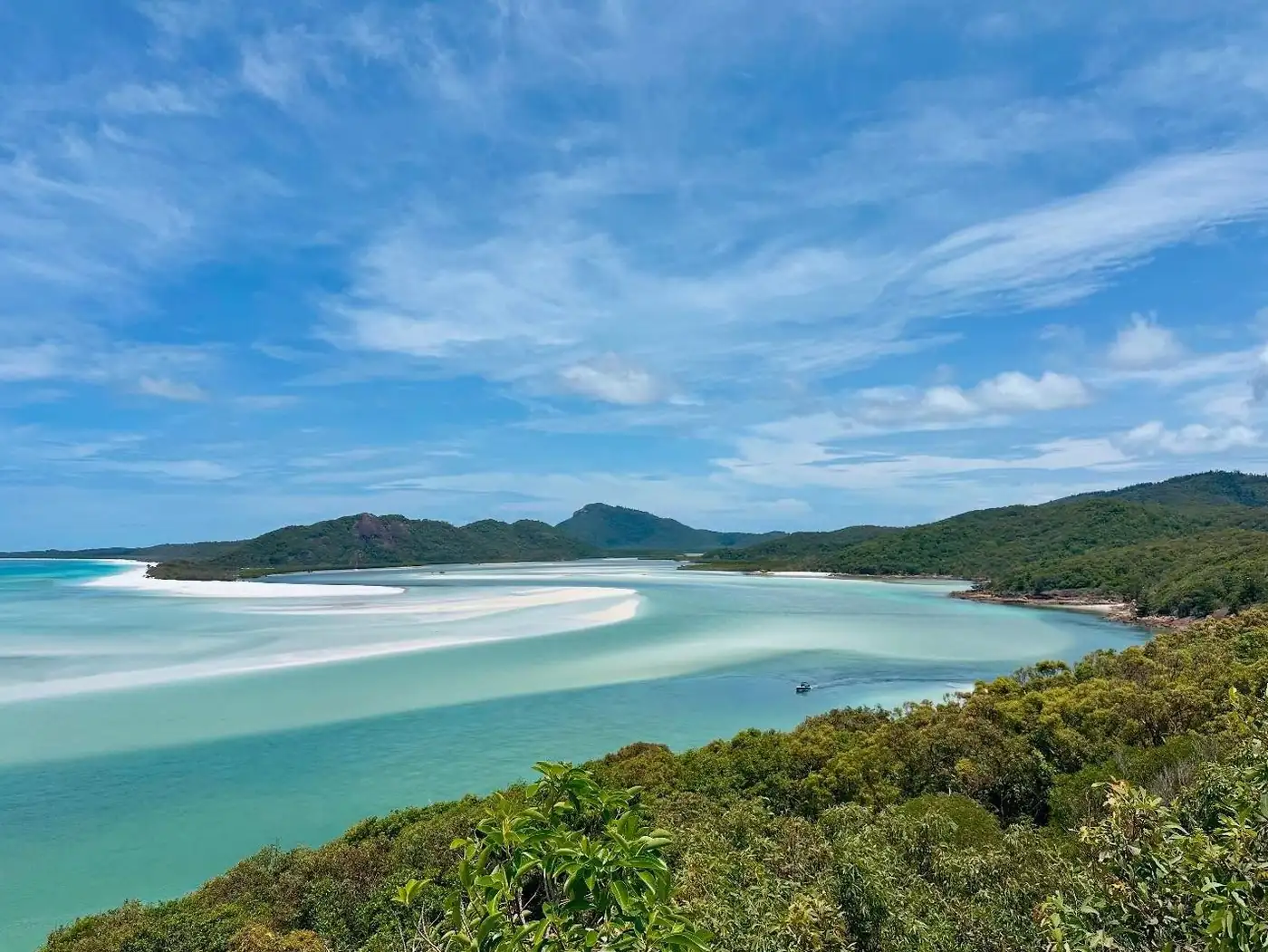 Turistic Service | The 'Sleep on the Reef' Guide: Comparing Reefsleep vs. Luxury Liveaboards Airlie Beach And The Whitsundays – A Great Starting Point